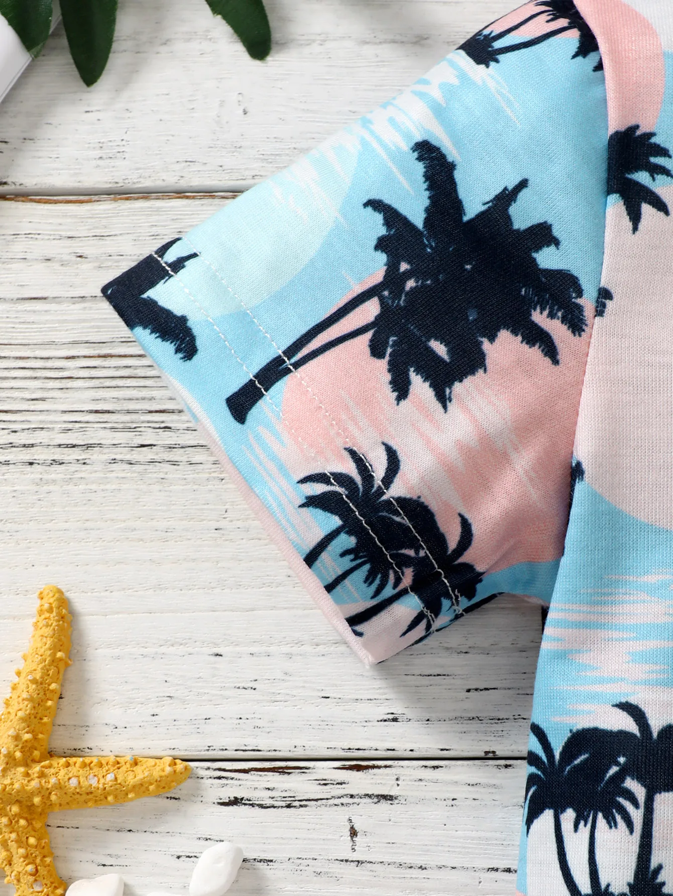 Conjunto bebé verano con estampado de palmeras y pantalón corto - imagen 2