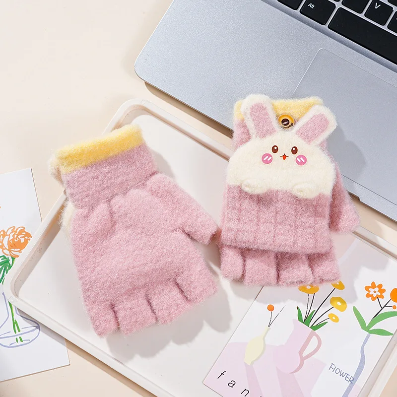 Guantes en uso durante actividades al aire libre infantil