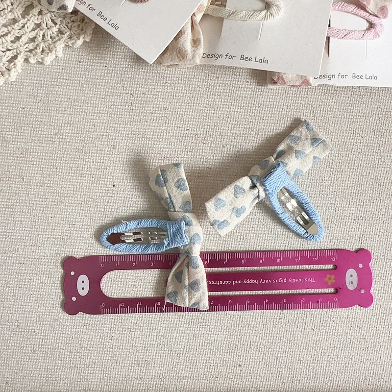 Detalle del estampado floral y acabado del clip