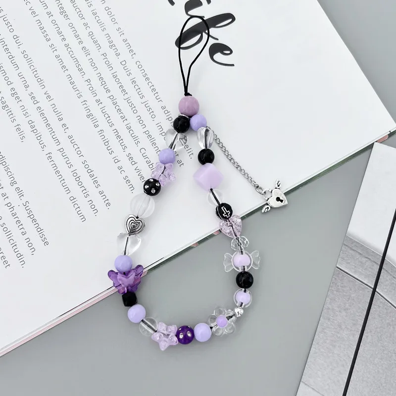 La pulsera en uso sobre una superficie, mostrando su longitud y caída