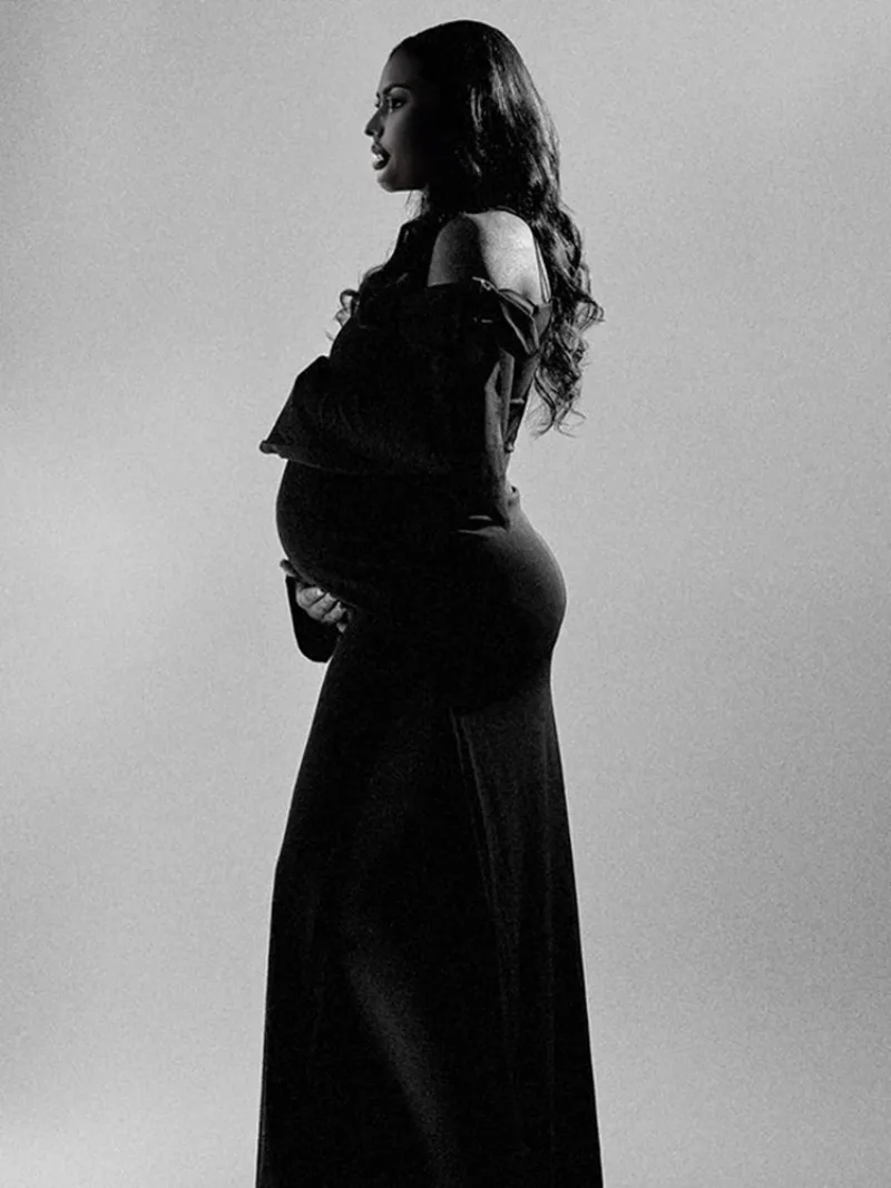 Vestido de maternidad de un hombro visto en su totalidad