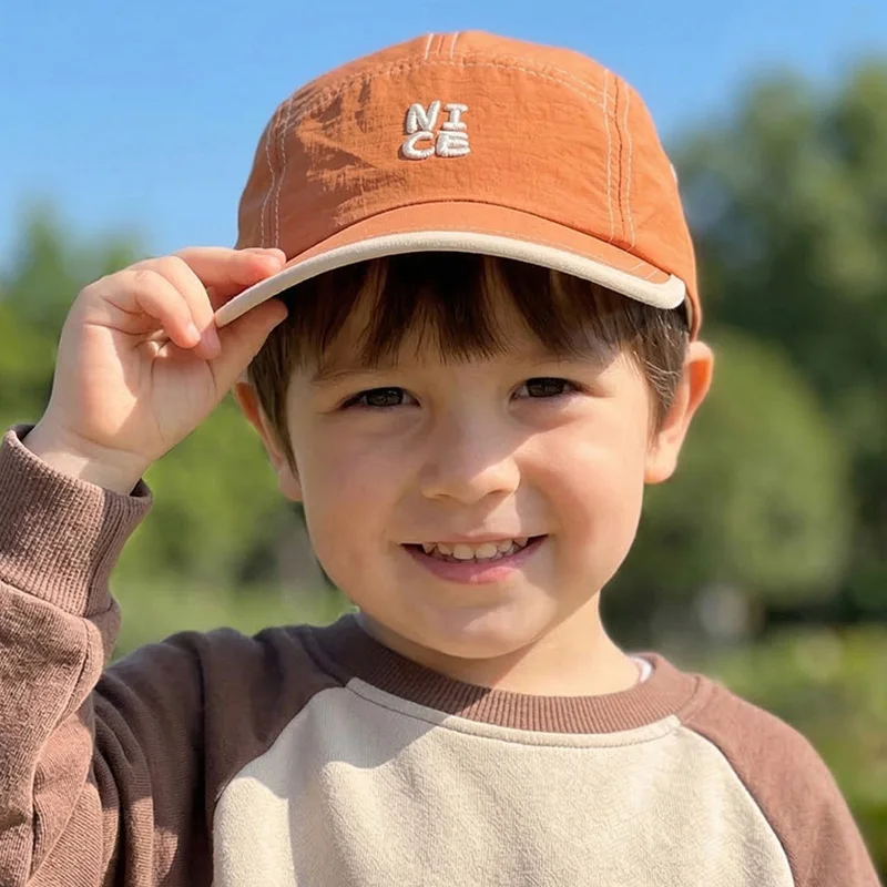 Gorra de béisbol infantil con letras bordadas y protección UV - imagen 3