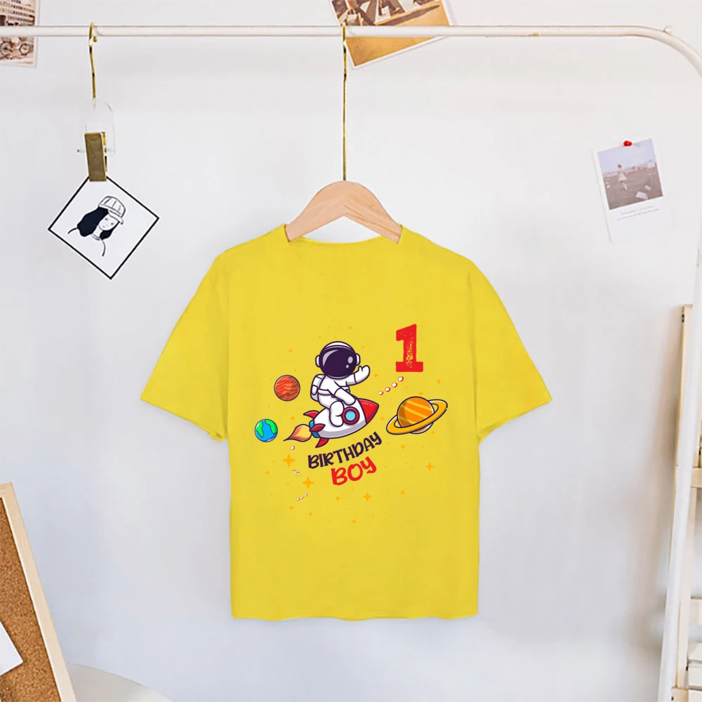 Camiseta infantil de manga corta con motivo espacial