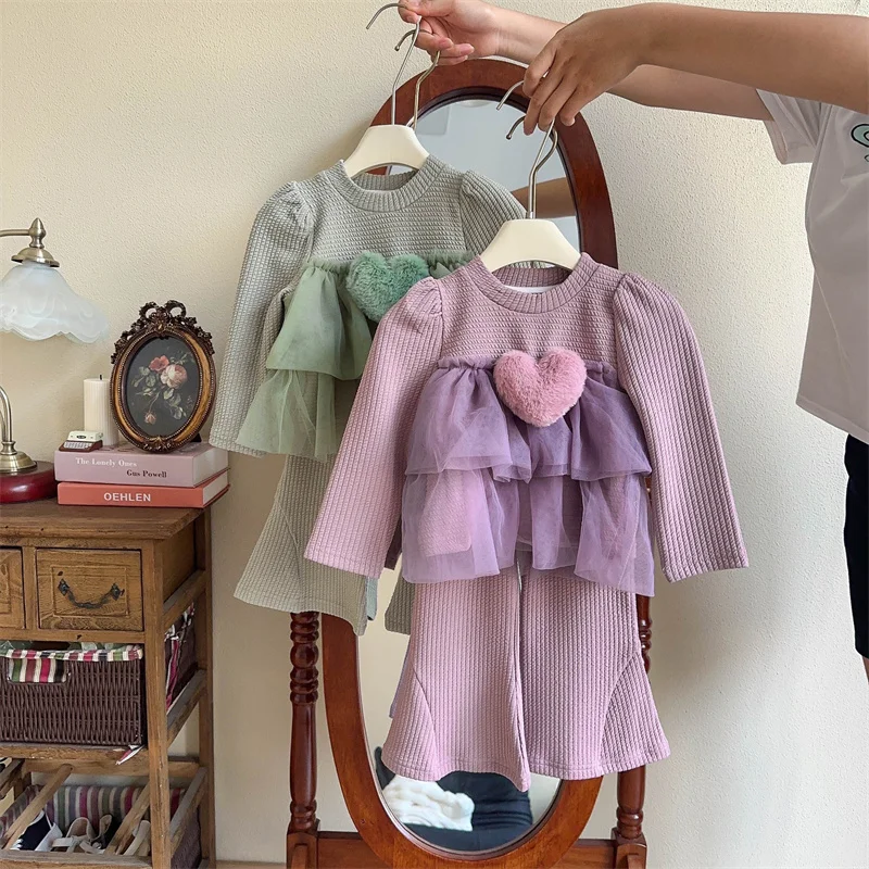 Detalle del pantalón acampanado infantil