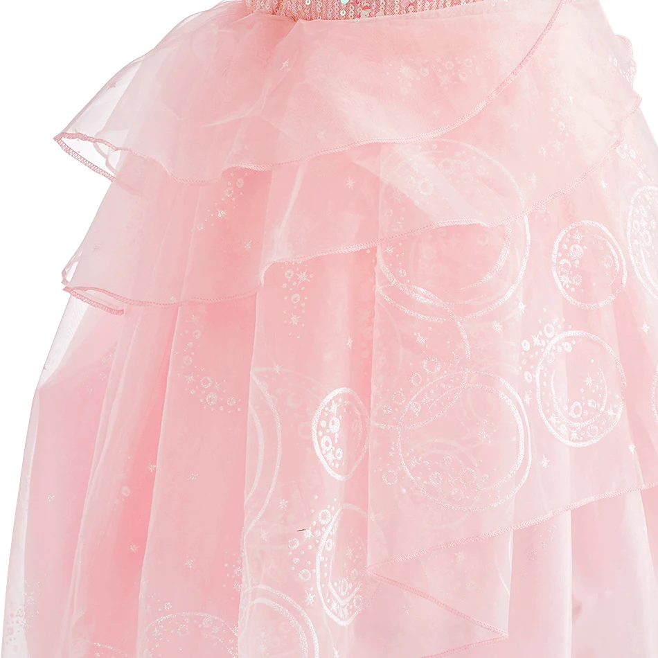 Niña usando el vestido en un entorno festivo