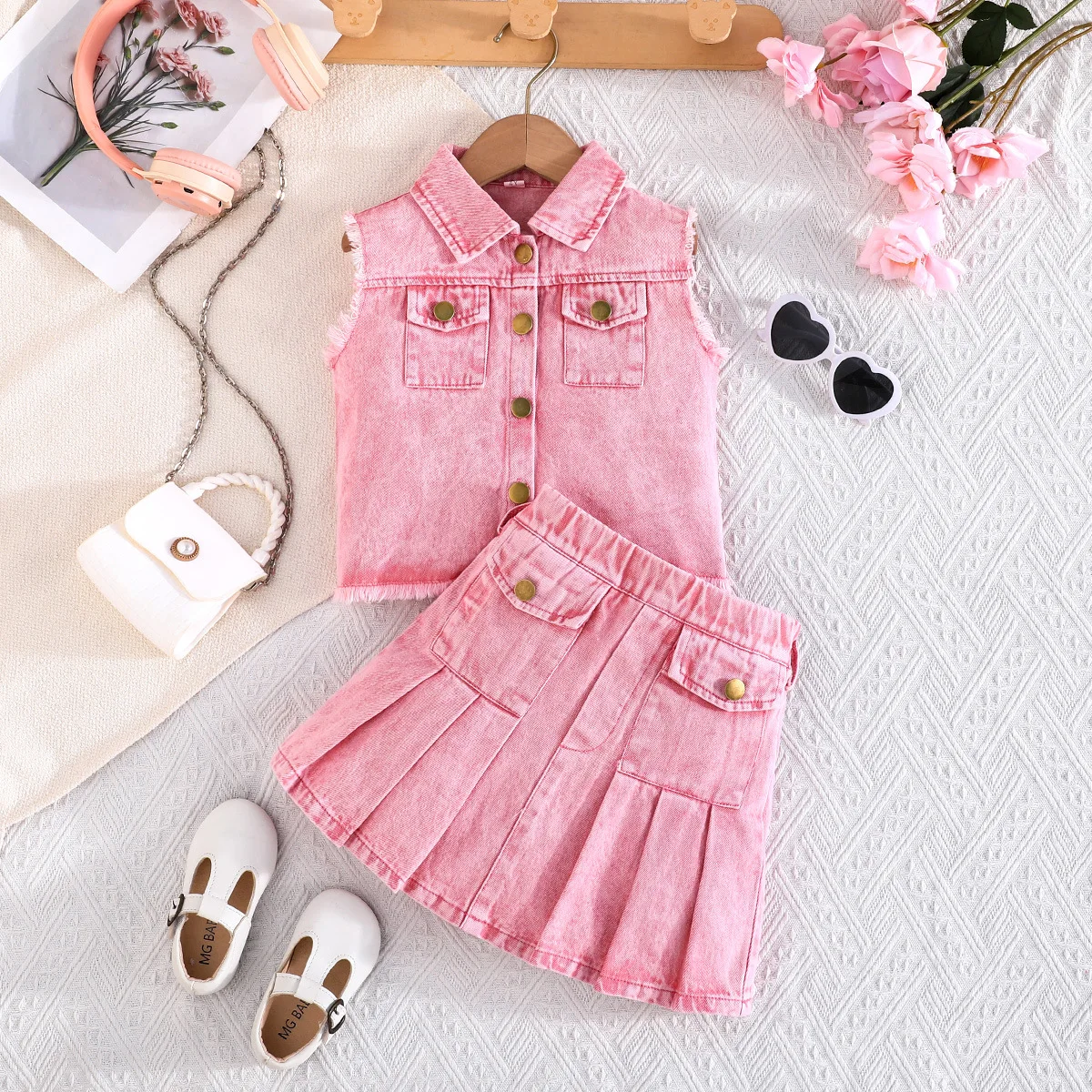Conjunto verano niña: top tejano rosa sin mangas y falda plisada