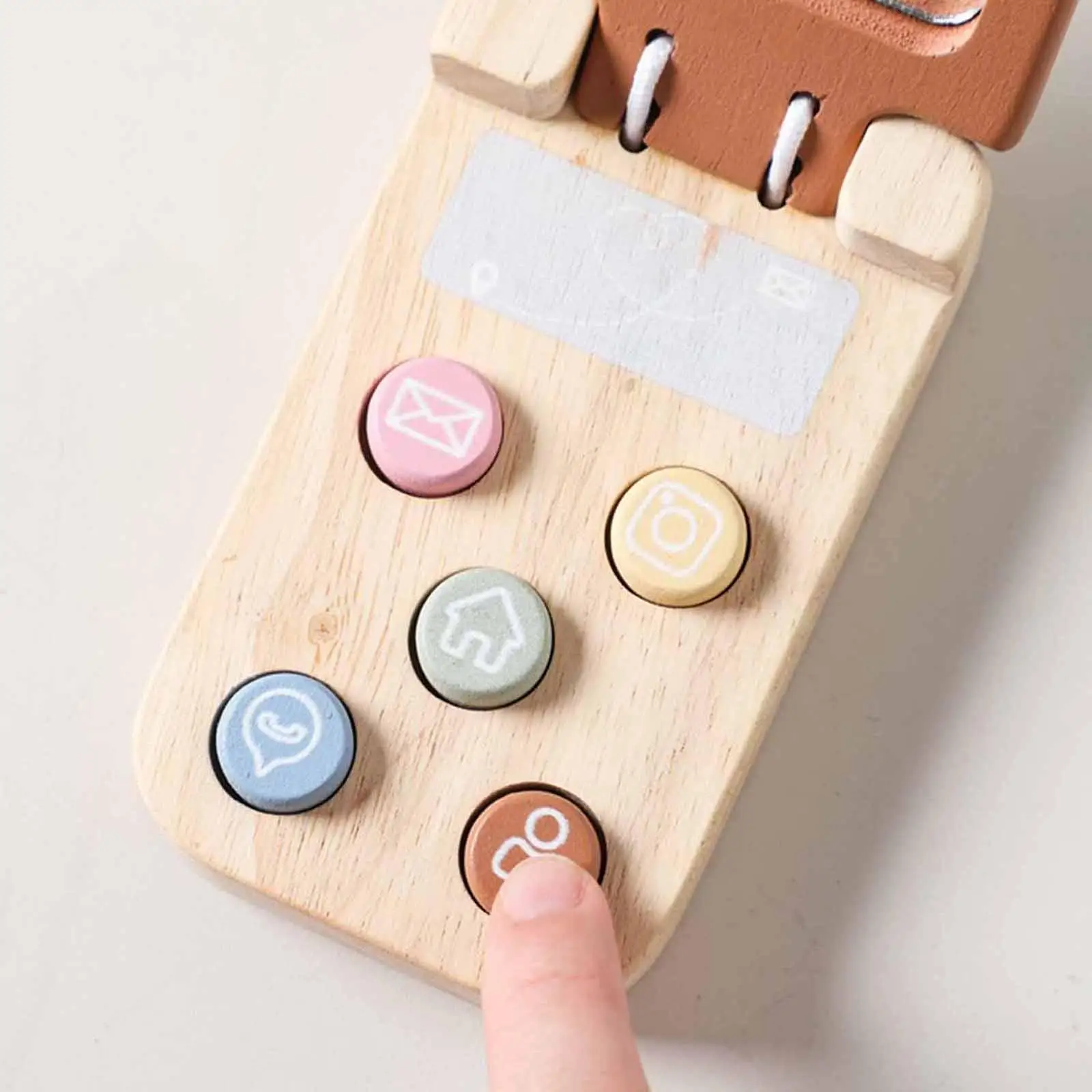 Teléfono de madera educativo para estimular la motricidad infantil - imagen 2