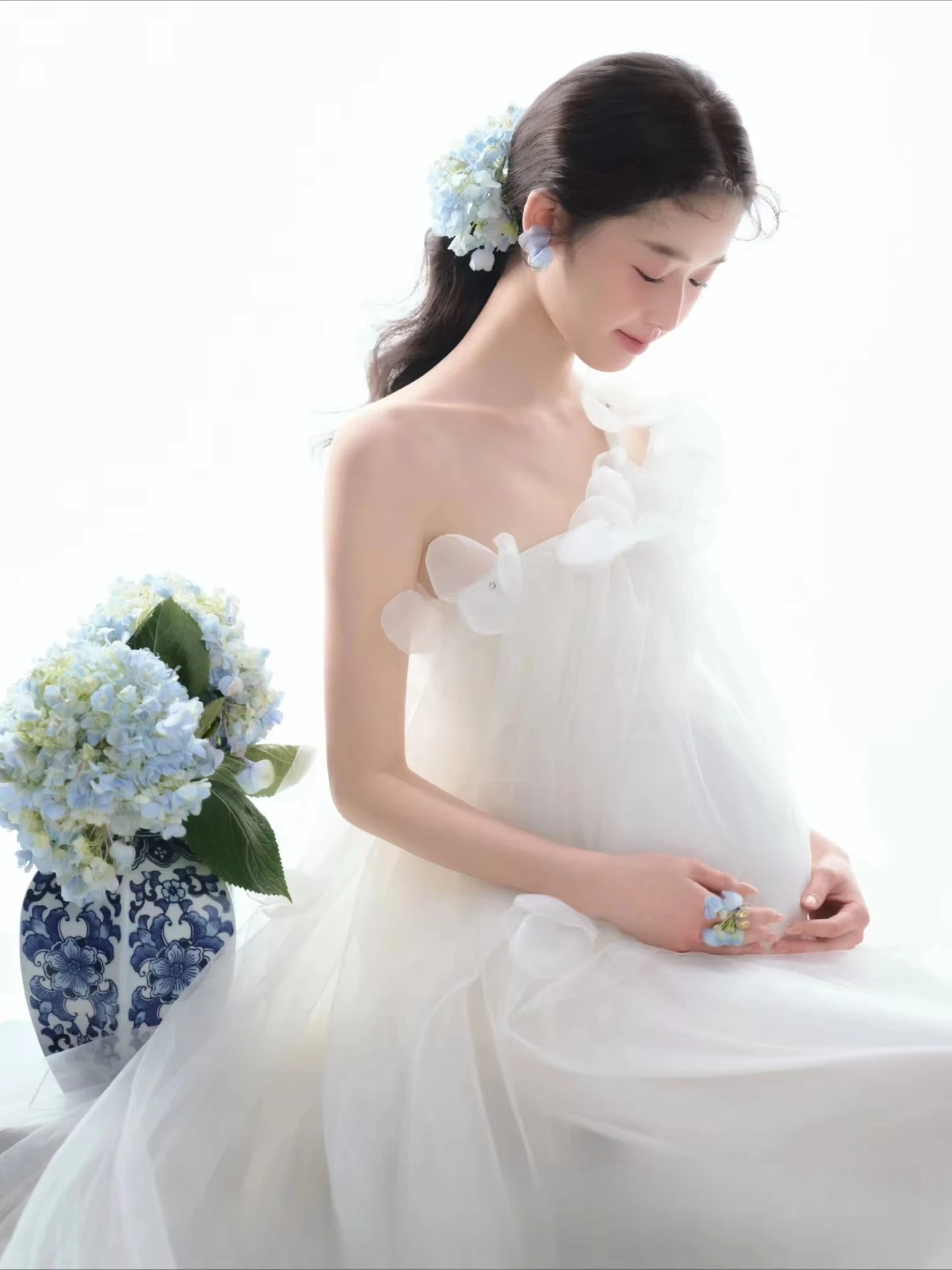 Vestido de embarazo blanco un solo hombro con volantes - imagen 5