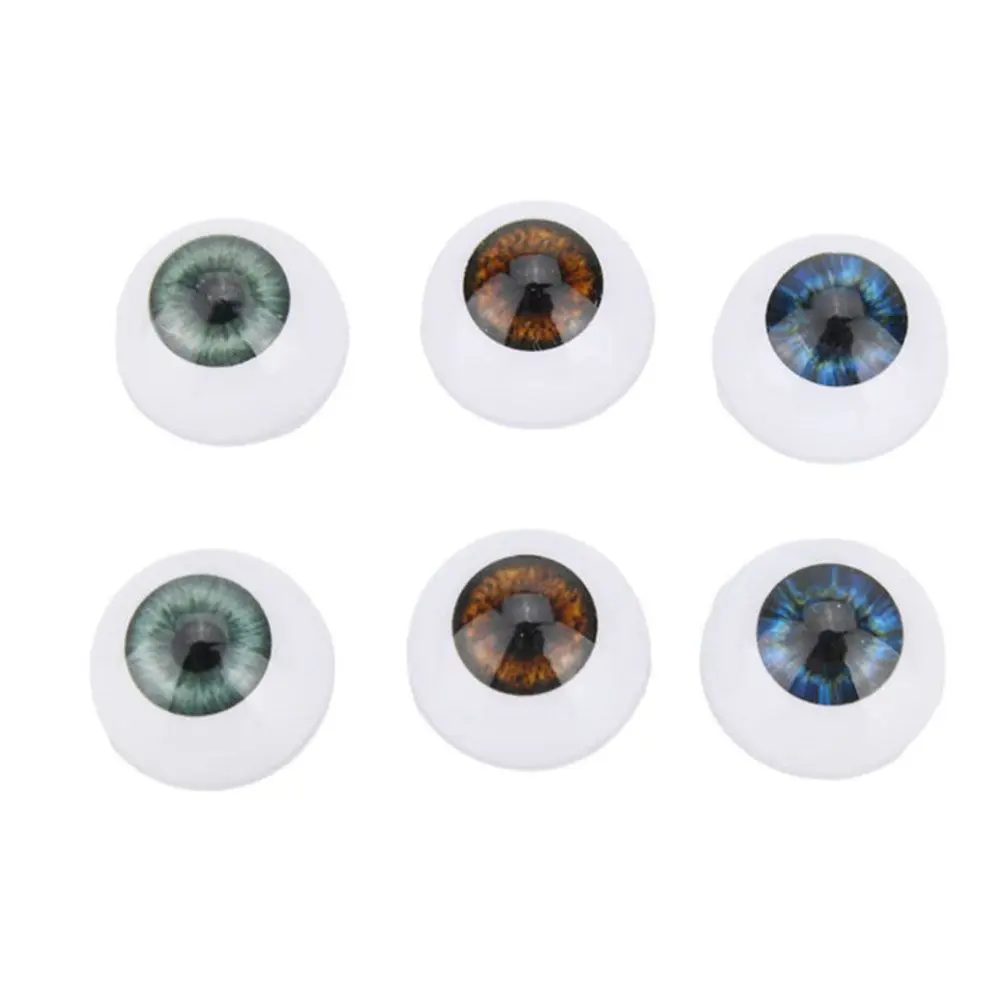 Ojos azules insertados en una muñeca de tela
