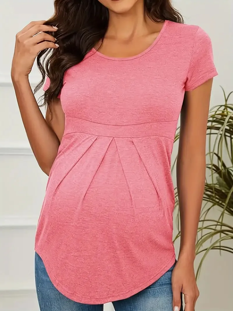 Camiseta de maternidad puesta en modelo