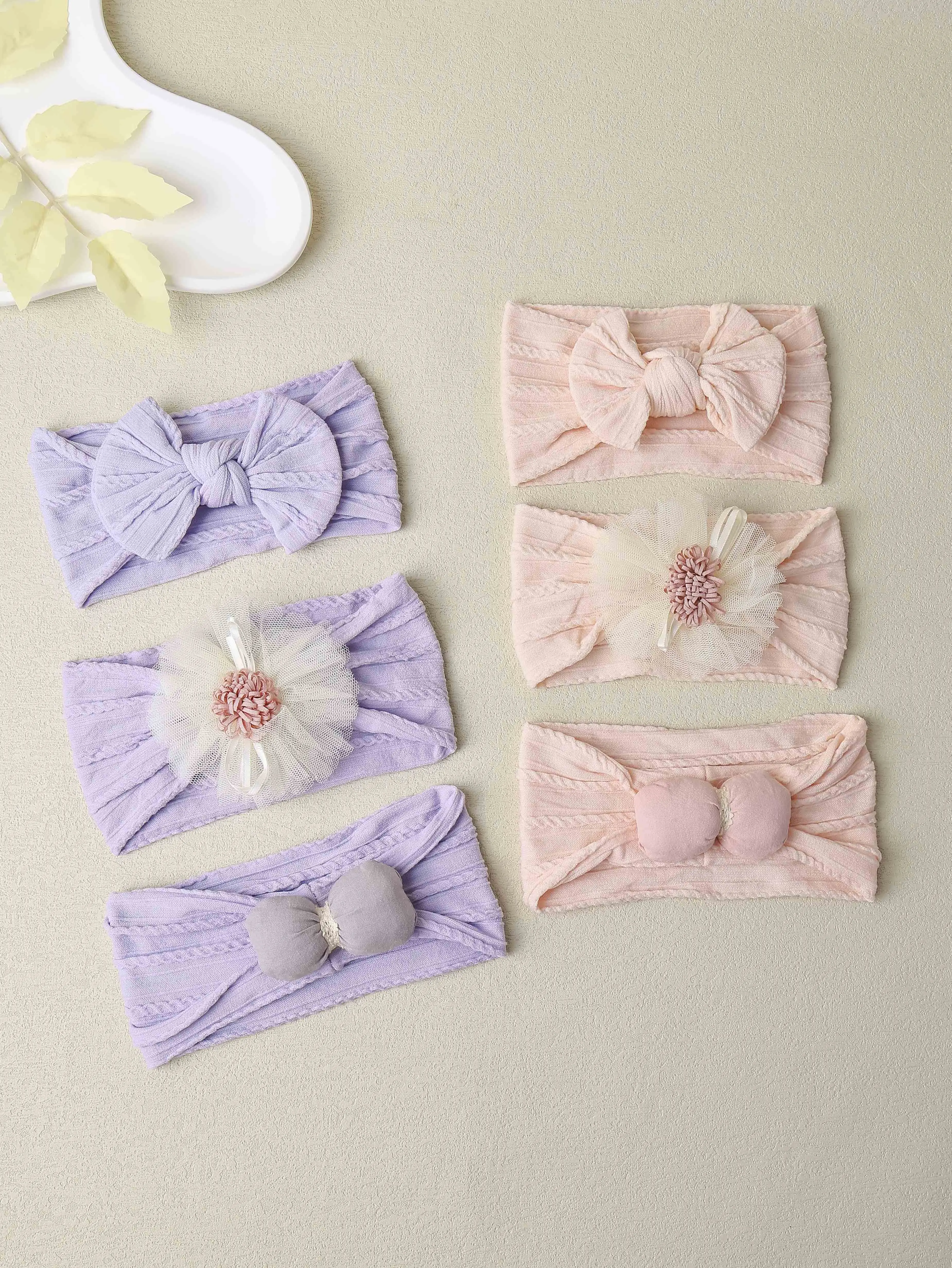 Detalle de la diadema con lazo y motivo floral