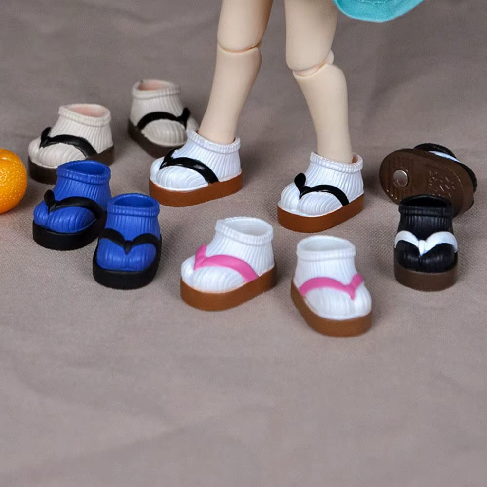 Muñeca con sandalias OB11