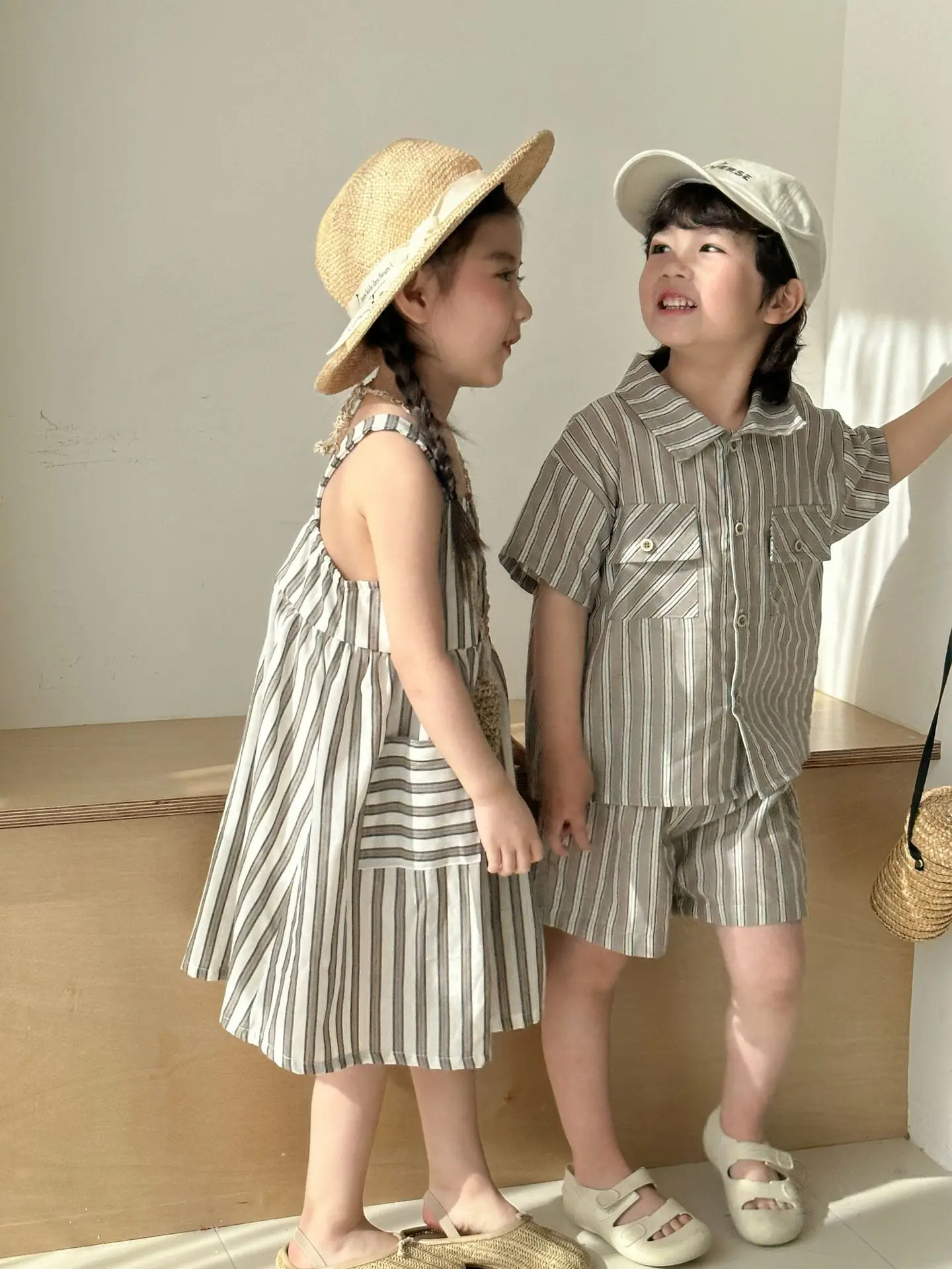 Conjunto a rayas para niño y niña