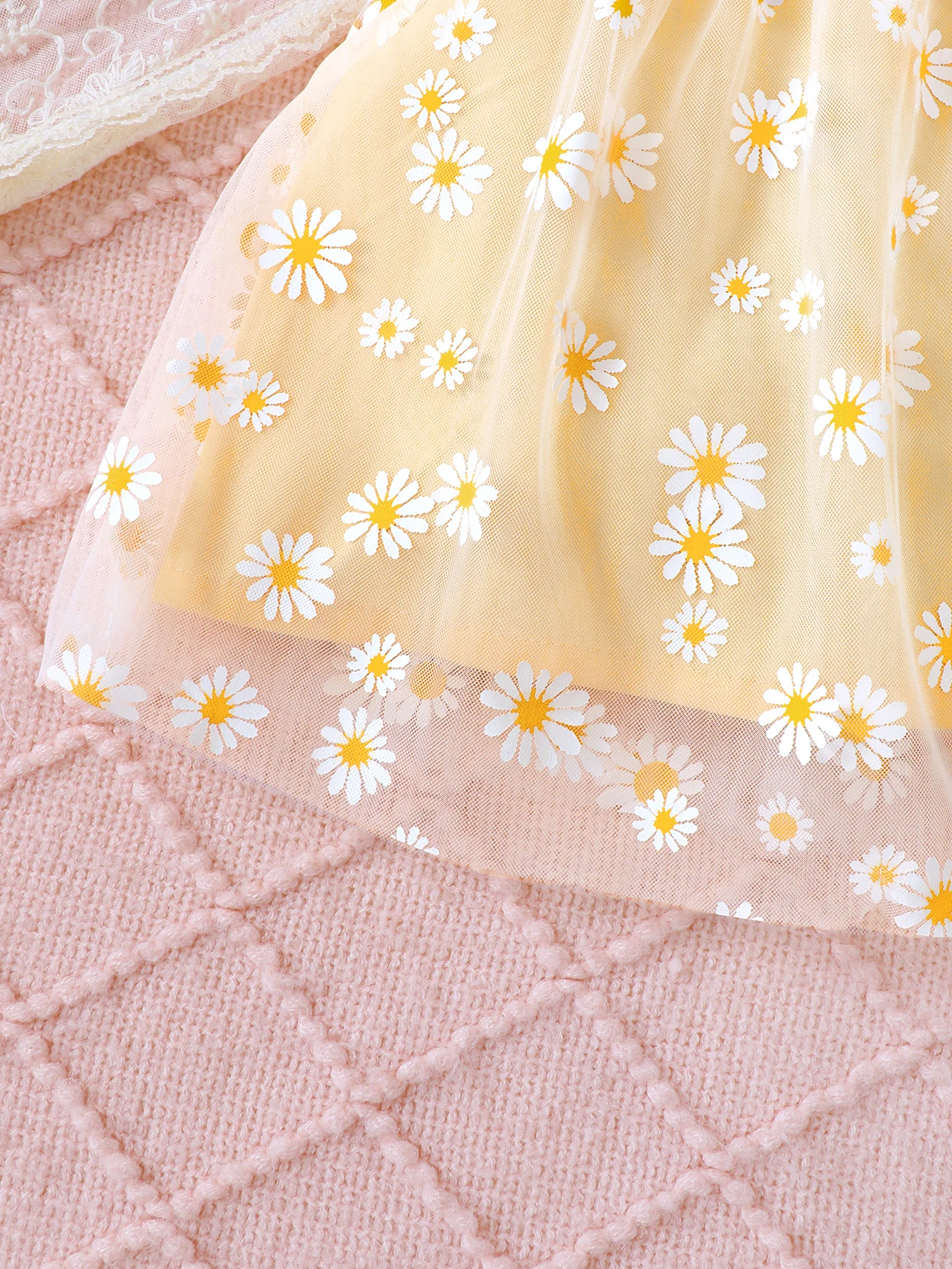 Detalle del estampado de margaritas en el top