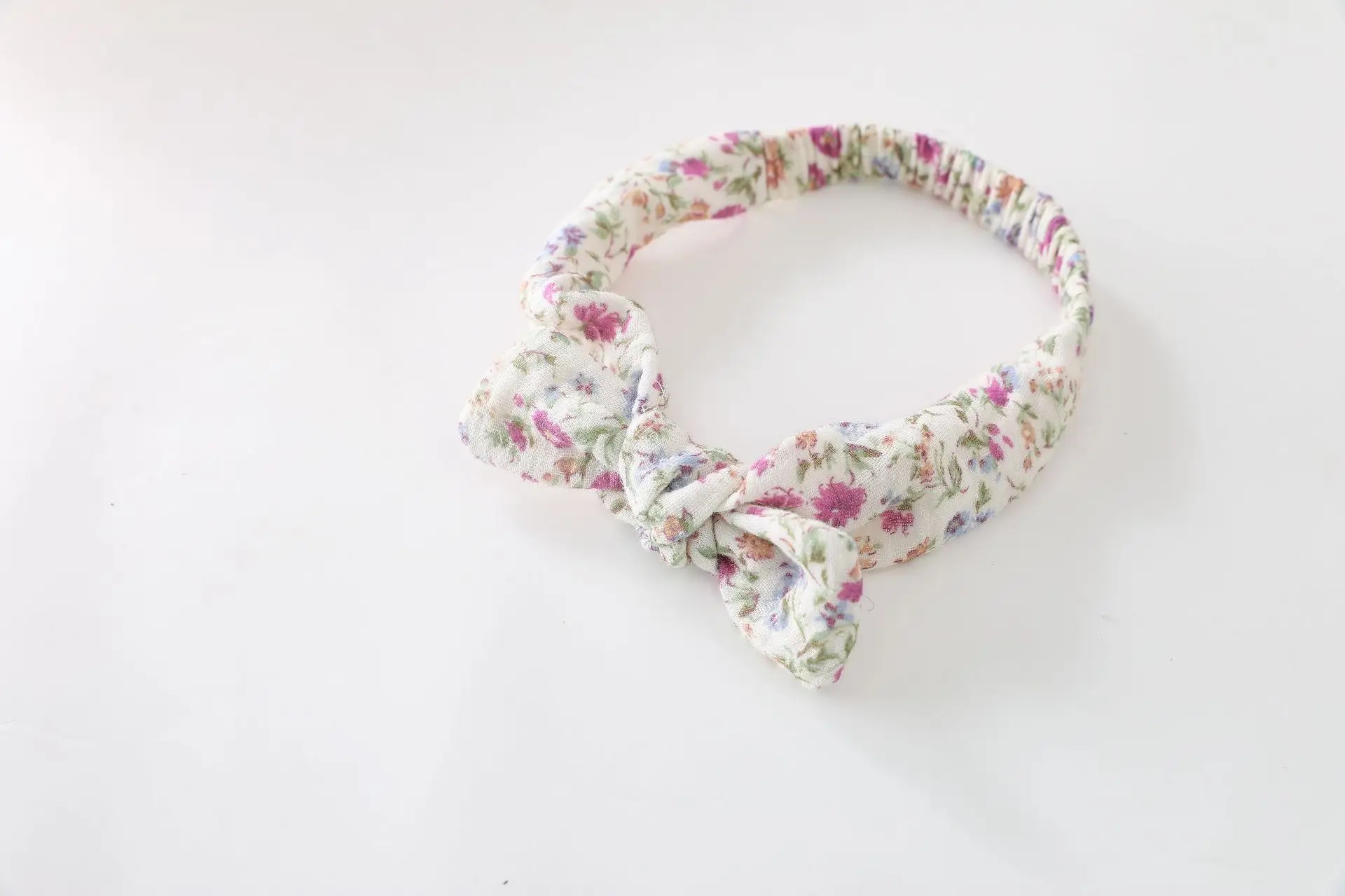 Bebé usando diadema Bowknot