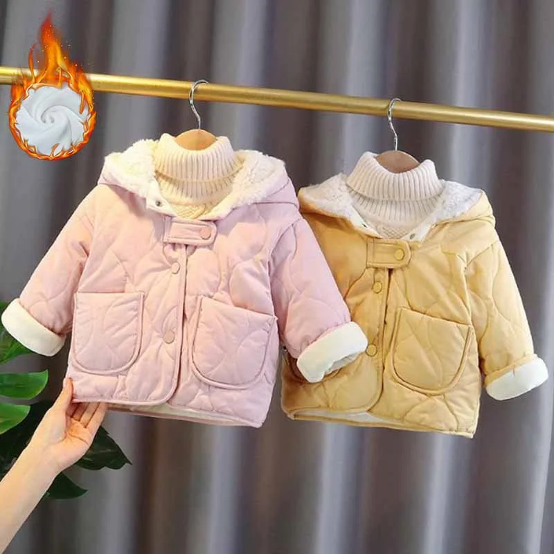Abrigo acolchado para niña con capucha en tonos suaves