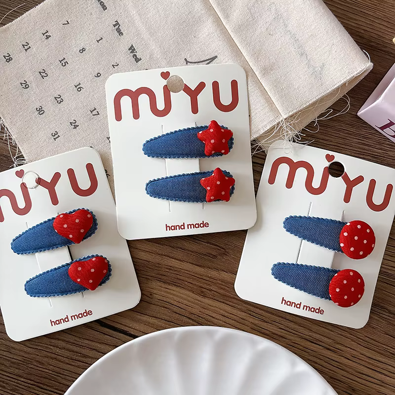 Tela denim roja con lunares y estrellas