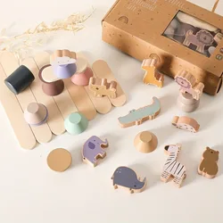 Juguete de apilar de madera con animales y equilibrio educativo