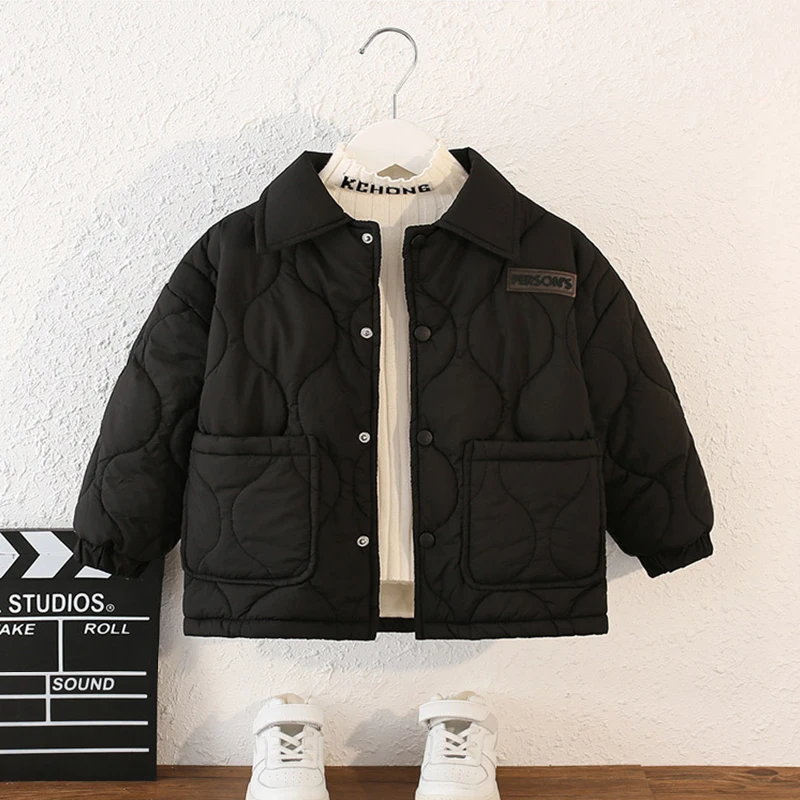 Vista frontal de la chaqueta infantil