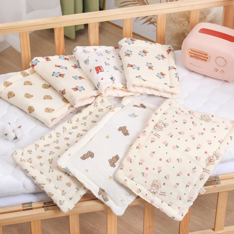 Almohada antivómitos plana de terciopelo para recién nacido–dibujos - imagen 3