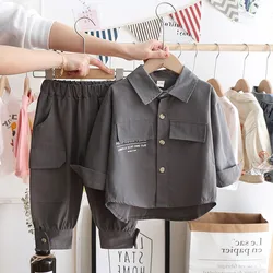 Conjunto de bebé con top letras y pantalón suelto estilo coreano