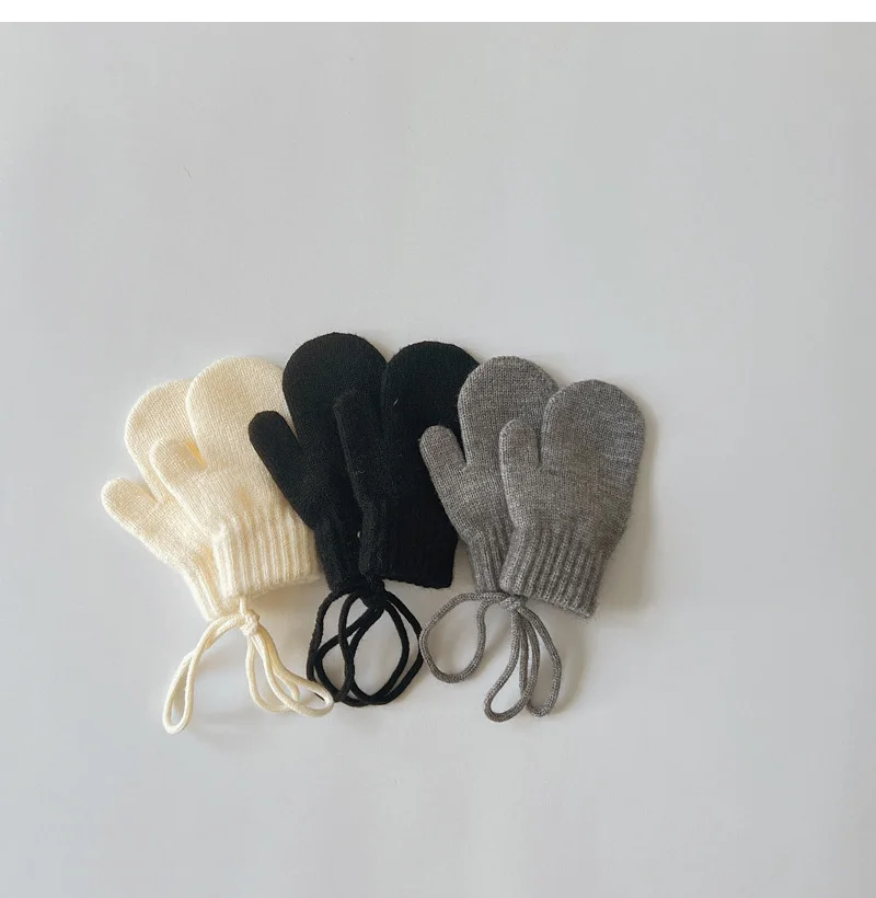 Guantes puestos en manos de bebé