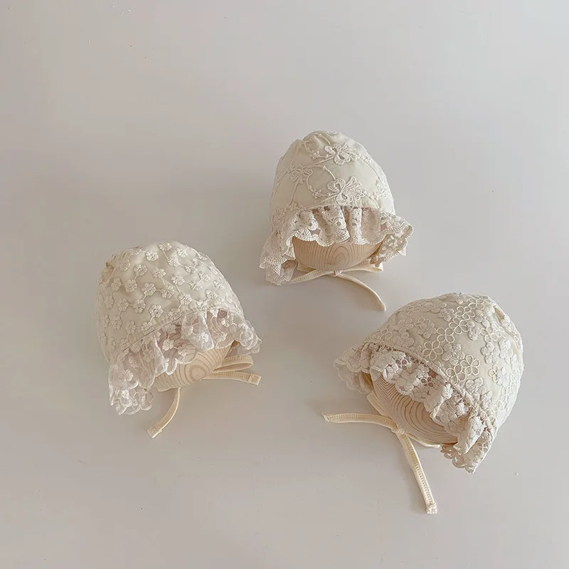 MILANCEL gorra bebé con flores bordadas y lazo de encaje
