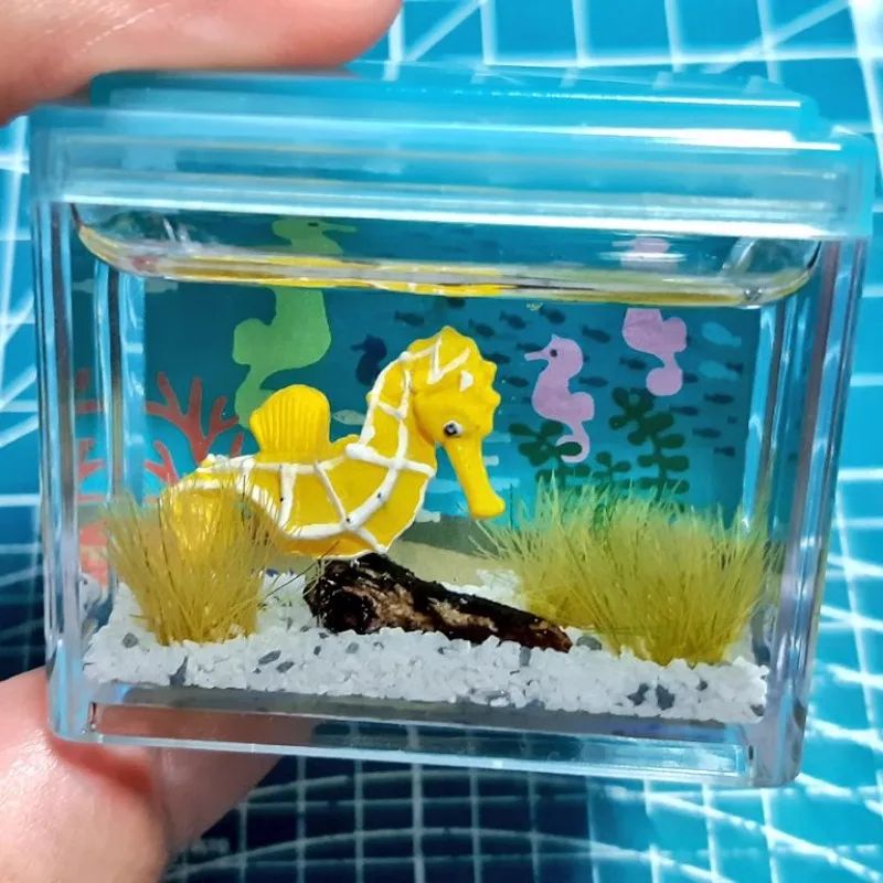 Detalle de figura marina con elementos decorativos