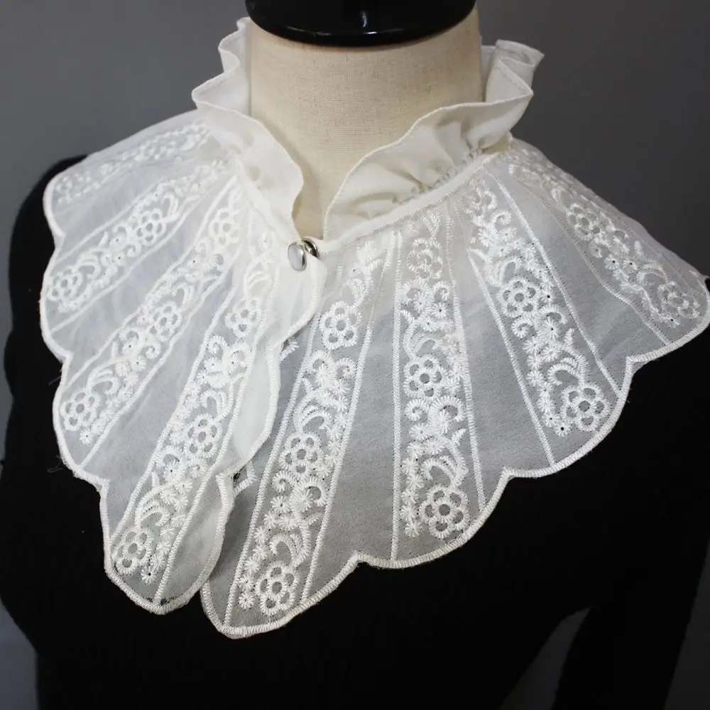 Corbata decorativa colocada sobre una prenda
