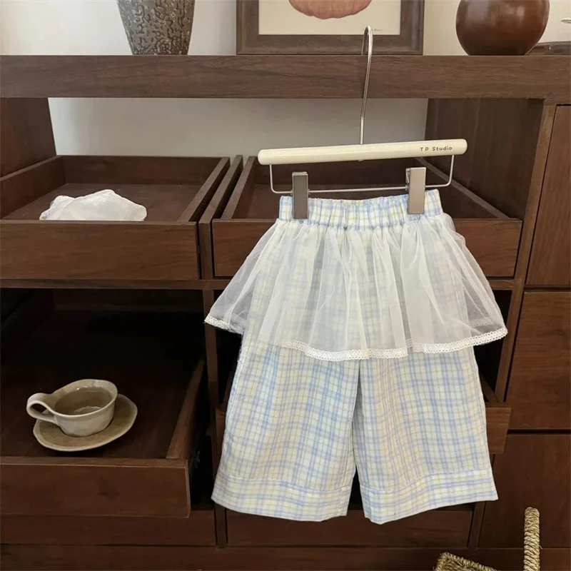 Detalle de la cintura elástica de los pantalones