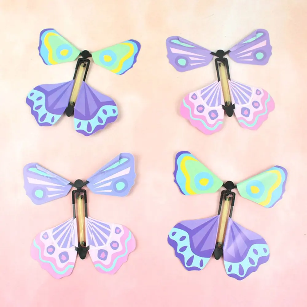 Mariposa voladora en tarjeta sorpresa