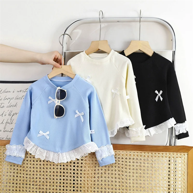 Blusa con pajarita y encaje en detalle