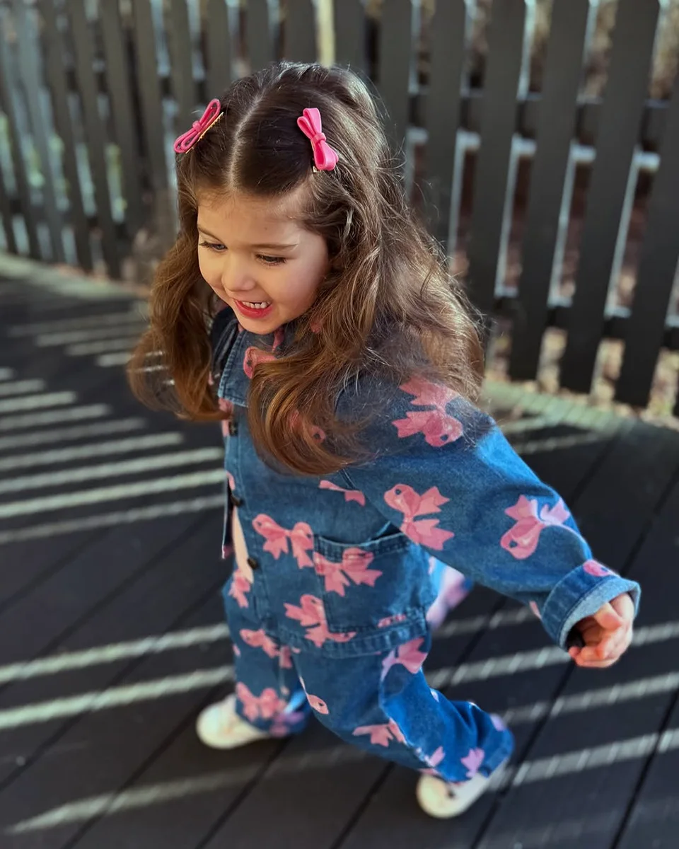 Detalle del look infantil primaveral