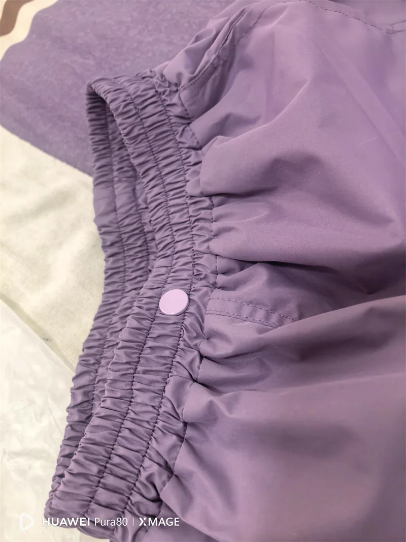 Pantalones sueltos de pierna ancha en uso