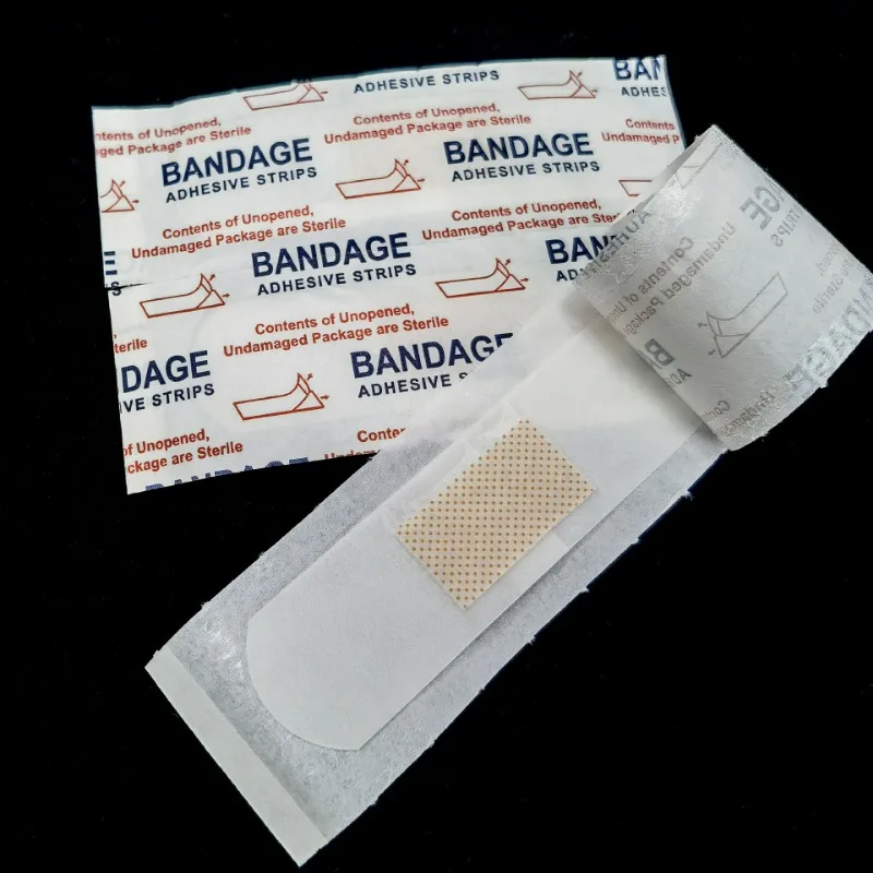 Vendaje hemostático transparente aplicado en el pie mostrando elasticidad y adherencia
