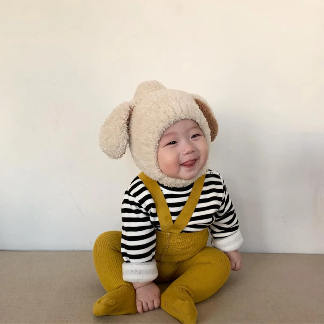 Bebé usando el gorro en exterior