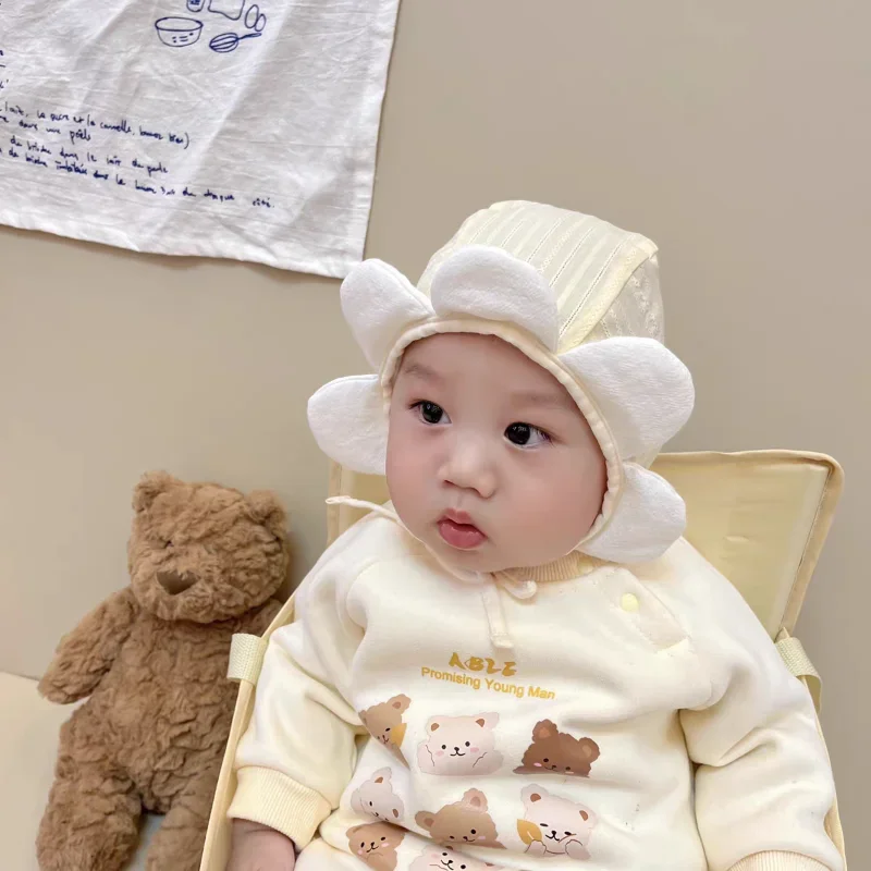 Gorro floral blanco para bebé mostrando detalle del tejido