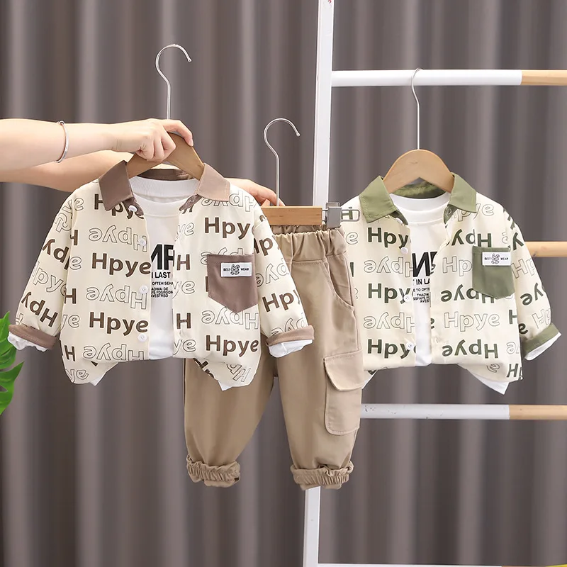 Conjunto deportivo infantil con chaqueta, camiseta y pantalón - imagen 2