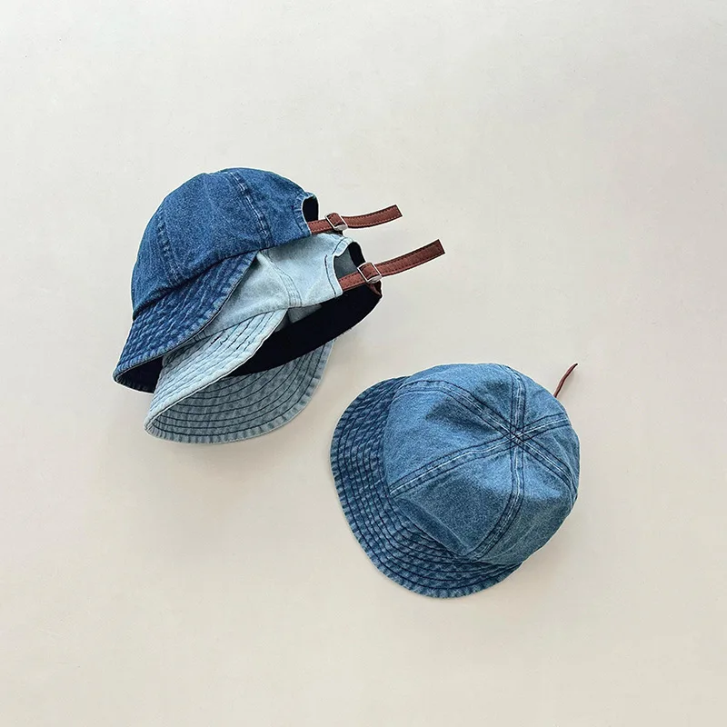Vista lateral de la gorra con estética retro