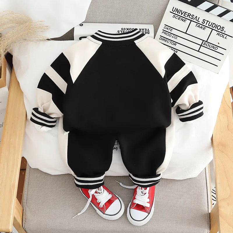 Conjunto deportivo bebé: chaqueta, camiseta y pantalón - primavera - imagen 4
