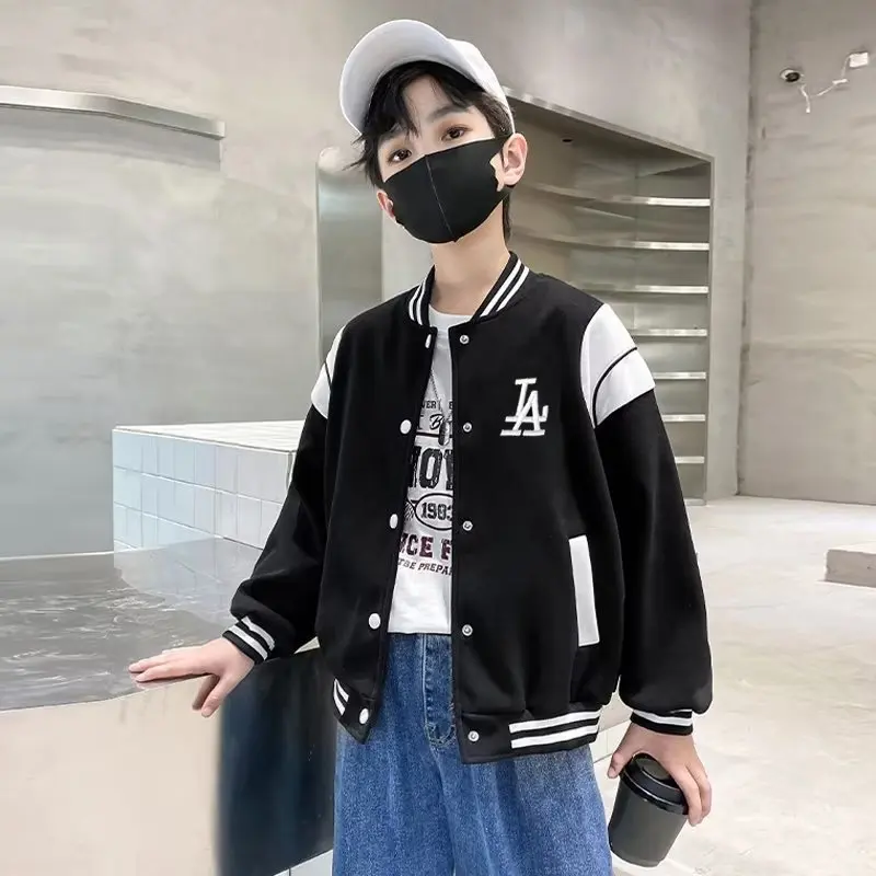Niño usando la chaqueta de béisbol