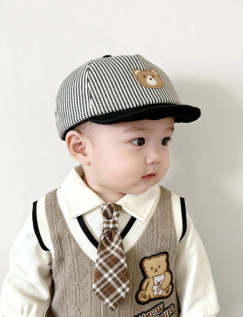 Detalle del diseño de oso en la gorra coreana