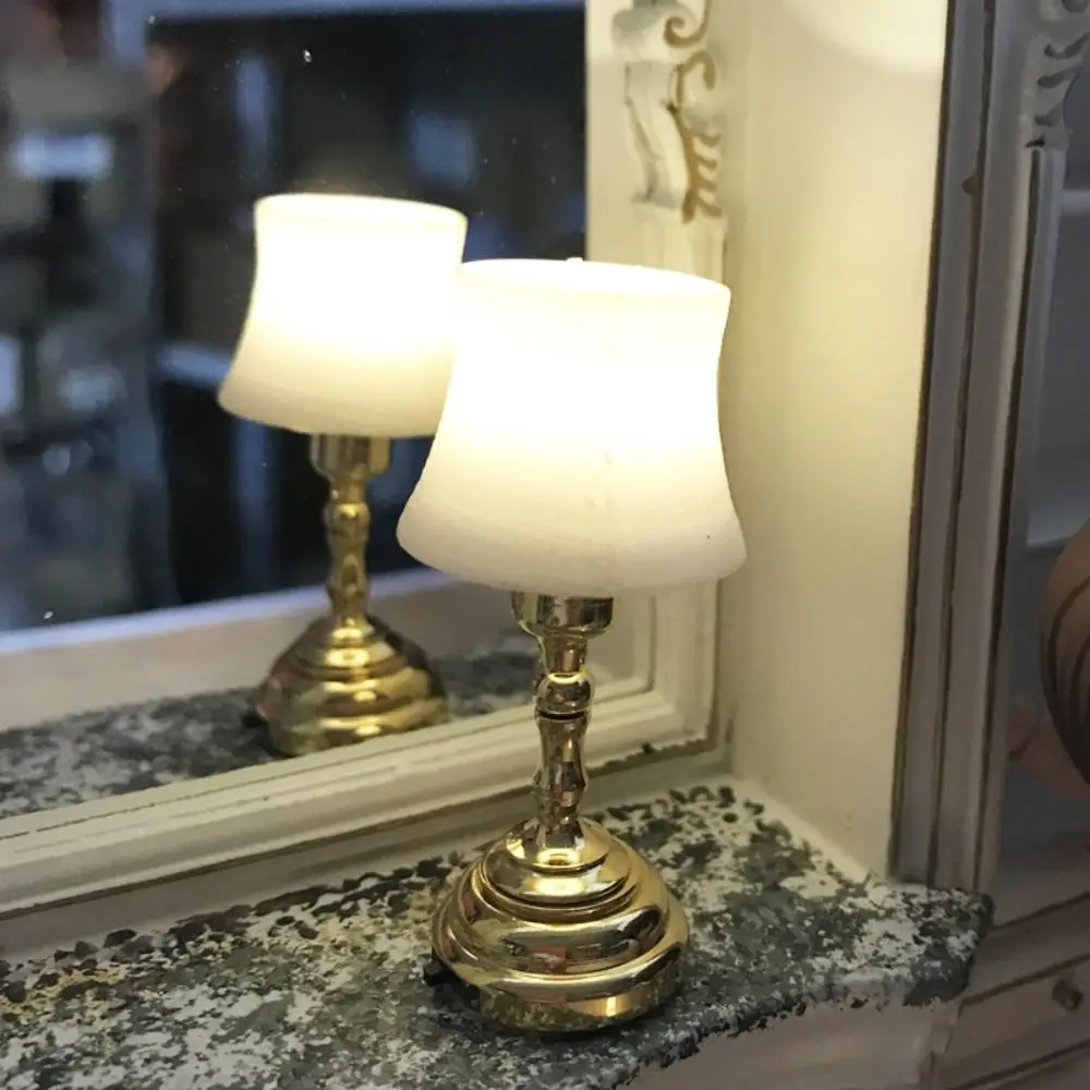 Lámpara miniatura LED 1:12 para casa de muñecas con luz cálida - imagen 2