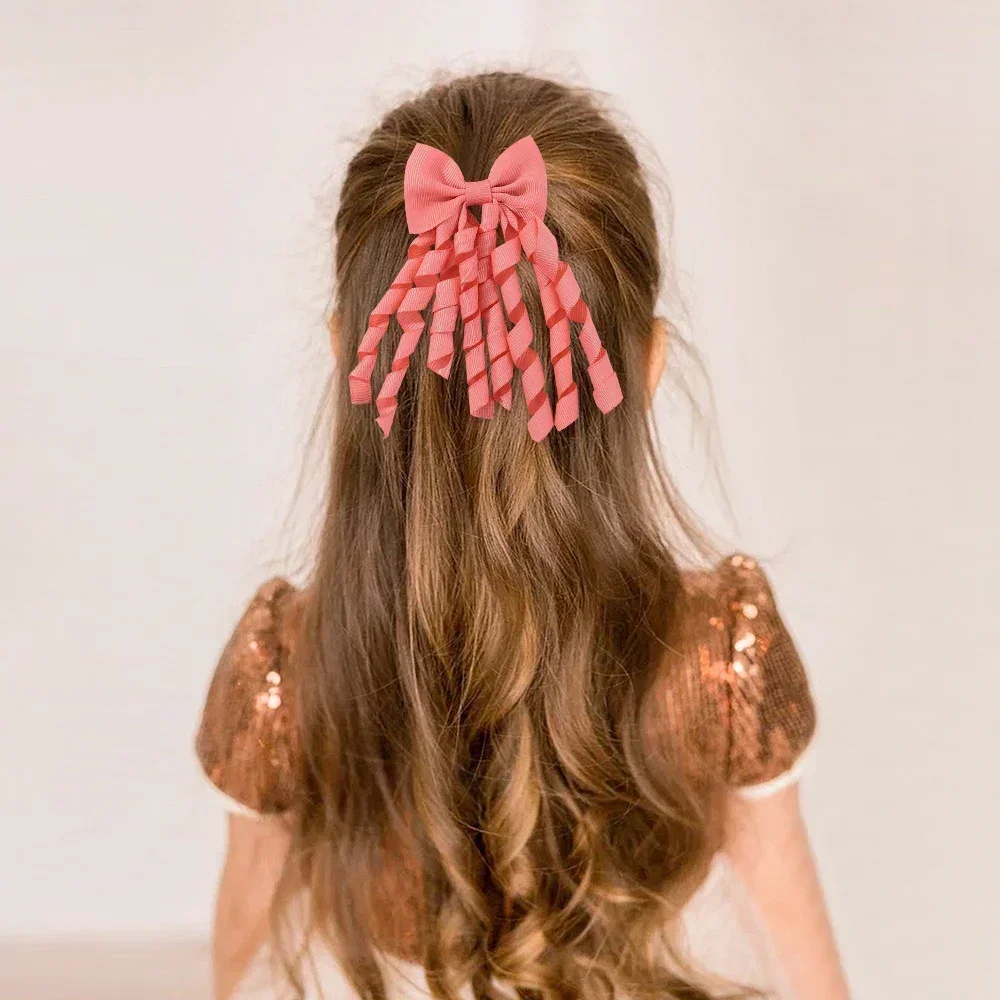 Lazos de grogrén rizados tipo Korker en el cabello