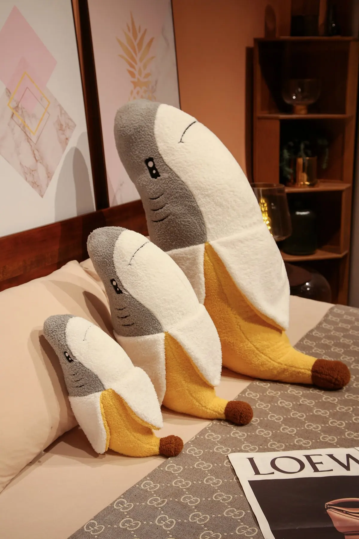 Peluche con diseño kawaii en forma de tiburón y plátano