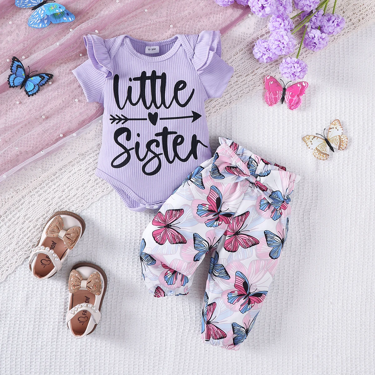 Pantalón con estampado de mariposas y colores