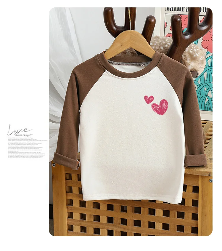 Vista trasera de la camiseta infantil mostrando el acabado y las costuras