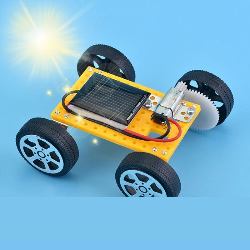 El coche solar en funcionamiento sobre una superficie al aire libre