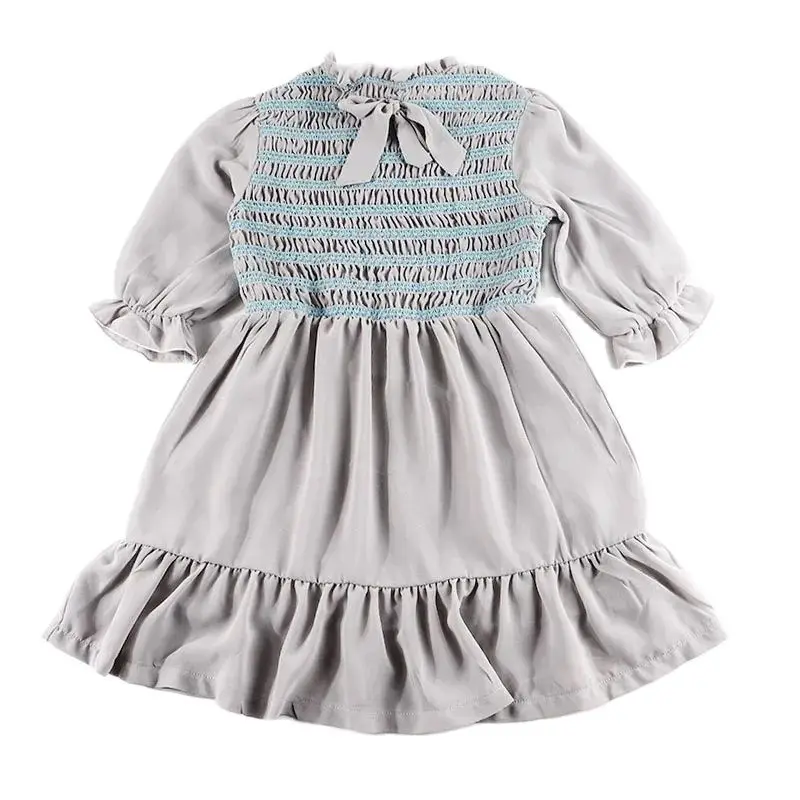 Niña vistiendo el vestido en un parque