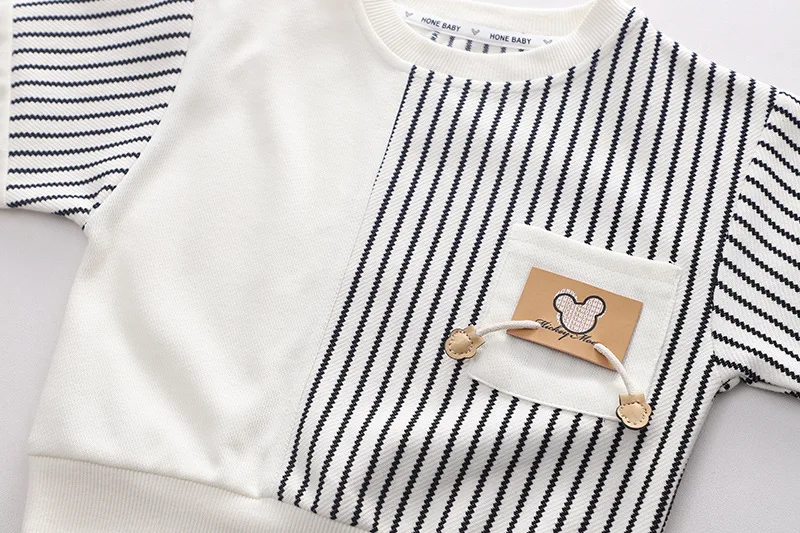 Niña con camiseta a rayas en look casual